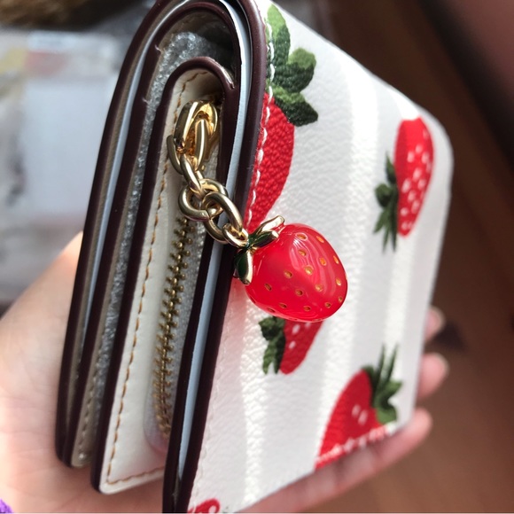 🍓 Coach Snap Wallet With Wild Strawberry Print Gold/Chalk Multi - Picture 9 of 13